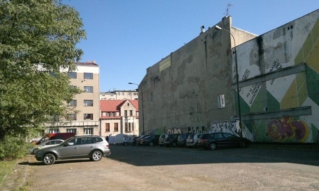 Tak obecnie wygląda parking na rogu al. Mickiewicza i ul. Wólczańskiej.