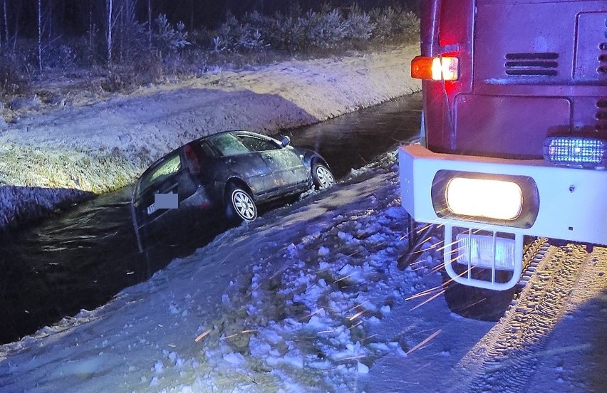 W Alfredówce opel corsa, którym podróżował mężczyzna, wpadł...