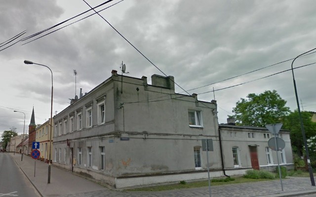 Dom przy ulicy Bydgoskiej 25 w Solcu Kujawskim ma iść na sprzedaż. Najemcy obawiają się, że zostaną przeniesieni do lokali o niższym standardzie. Urząd Gminy w Solcu Kujawskim zaprzecza