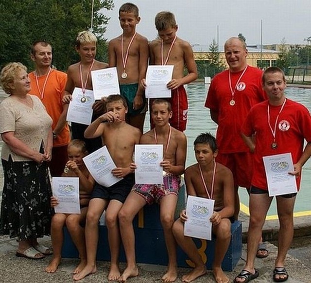 Uczestnicy pływackich zawodów w Nowej Dębie otrzymali medale oraz dyplomy.