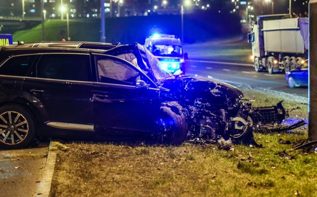 Jedna osoba trafiła do szpitala. Są spore utrudnienia w ruchu.- Do akcji zadysponowano dwie załogi ze Szkoły Podchorążych Państwowej Straży Pożarnej - relacjonuje dyżurny komendy miejskiej PSP. - W pojazdach znajdowały się trzy osoby, jedna z nich odtransportowano do szpitala. Na miejscu jest policja, która zabezpiecza ślady i zdecyduje o przebiegu zdarzenia. Na Jana Pawła II tworzą się spore korki.