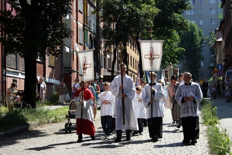 Boże Ciało 2014 w Zabrzu: procesja z kościoła św.Anny w...