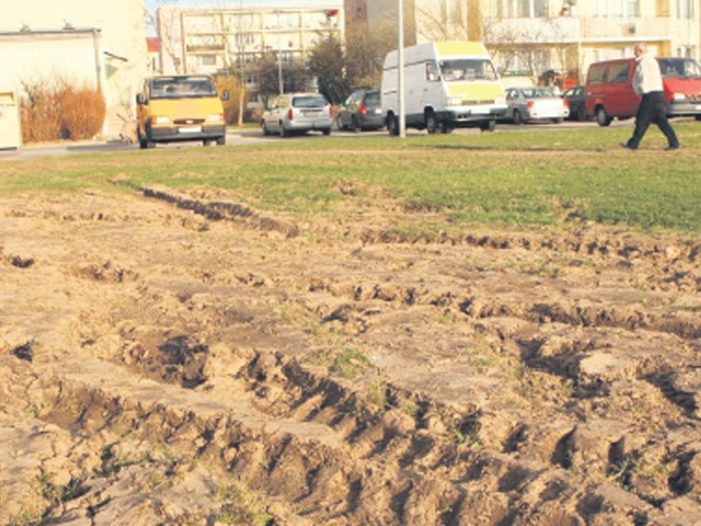 Samochody cyrku Europa zniszczyły plac przy ul. Frąckowskiego. Zostanie on niebawem wyrównany.