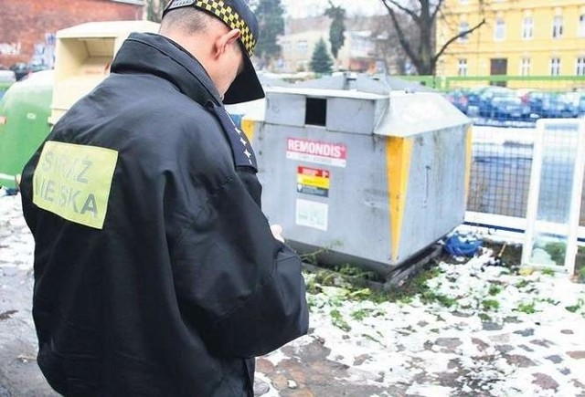 Prokuratura sprawdza, co stało się z pieniędzmi z mandatów, które wystawiał jeden ze strażników. Chodzi o niecałe tysiąc złotych.