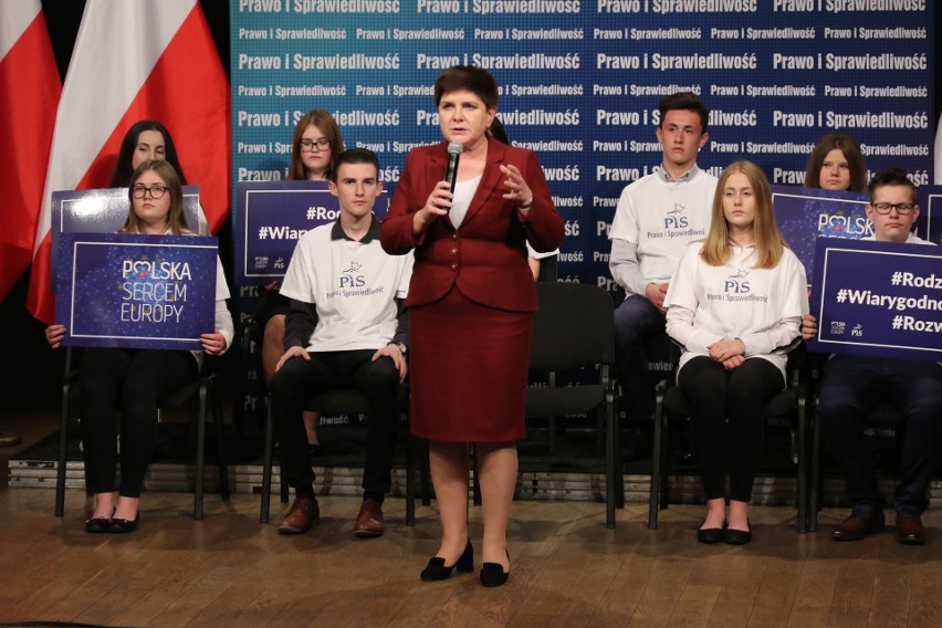 Wicepremier Beata Szydło w Jędrzejowie. Sala Centrum Kultury była zapełniona po brzegi. Było parę próśb (WIDEO,ZDJĘCIA)