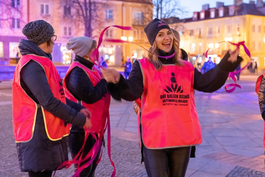 Zatańczyły przeciw przemocy wobec kobiet. Zobacz zdjęcia z akcji One Bilion Rising spod białostockiego Ratusza
