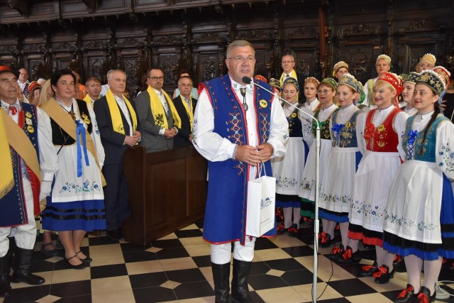 Światowy Zjazd Kaszubów 2023 rozpoczął się mszą świętą w kartuskiej kolegiacie.