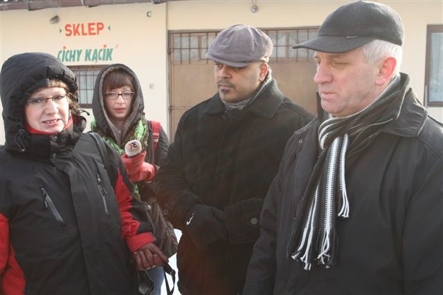 Elżbiecie Wilczyńskiej z Powiatowego Inspektoratu Nadzoru Budowlanego w Kielcach (z lewej) oraz radnym Olegowi Magdziarzowi i Witoldowi Borowcowi nie udało się wejść na posesję podczas kolejnej wizji lokalnej posesji.