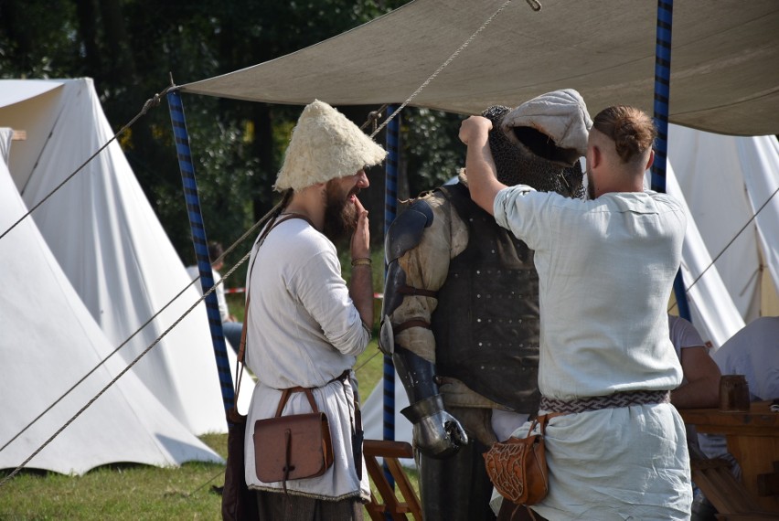 Rycerze walczą na siewierskich błoniach. 28 lipca bitwa o zamek w Siewierzu