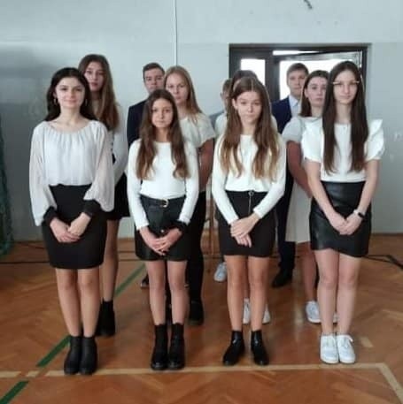 Patriotycznie w szkole w Sadowiu. Uczennice zatańczyły krakowiaka (ZDJĘCIA)