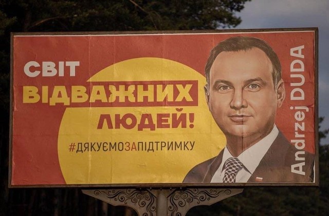 Prezydent Andrzej Duda na billboardzie w Irpieniu