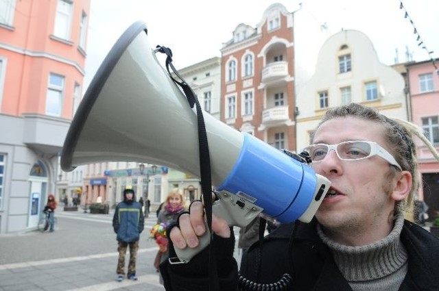 Jarosław Marek Sobański na co dzień występuje w kabarecie Słuchajcie, jest mężem Agnieszki "Marylki&#8221; Litwin-Sobańskiej z Jurków.