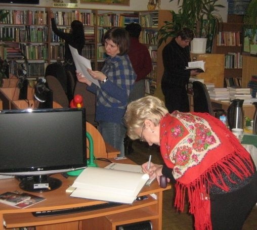 Czytelniczki podczas spotkania w Dyskusyjnym Klubie Książki w Radkowie.