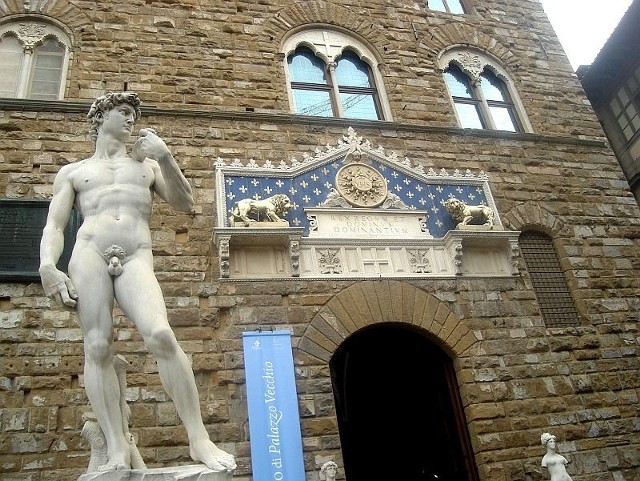 Na placu stoi replika słynnej rzeźby Michała Anioła