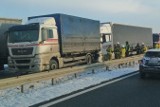 Ciężarówki zderzyły się na łączniku drogi S8 w kierunku Wrocławia. Interweniowali strażacy