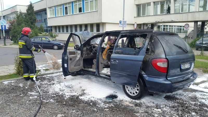 Auto wewnątrz całkowicie spłonęło.