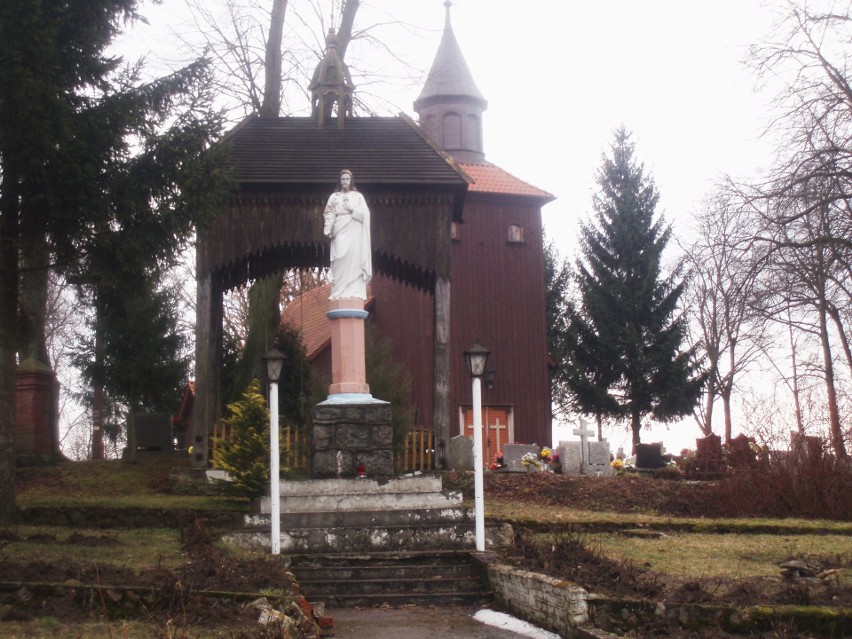 W Szembruku wznosi się zabytkowy kościół parafialny pw. św....