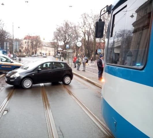 Nietypowa sytuacja w ścisłym centrum Krakowa. Samochód na środku torowiska, kierowcy brak