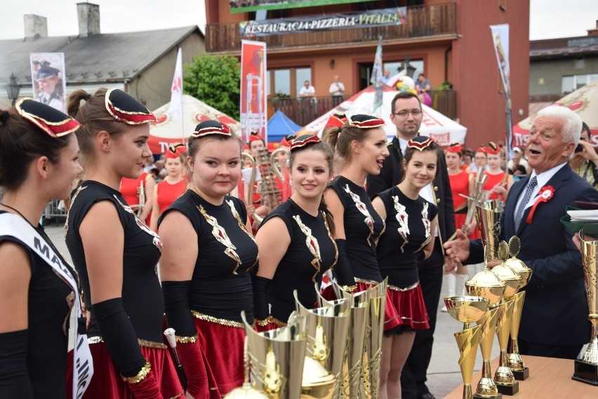 Parada i tańce instrumentalistów w Skale. Festiwal Orkiestr Wojskowych i Dętych