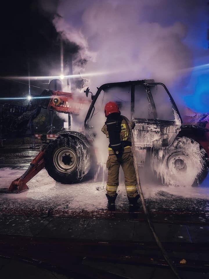 Pożar sprzętu budowlanego przy ul. Szosa Chełmińska w Toruniu. Ogień objął całą kabinę