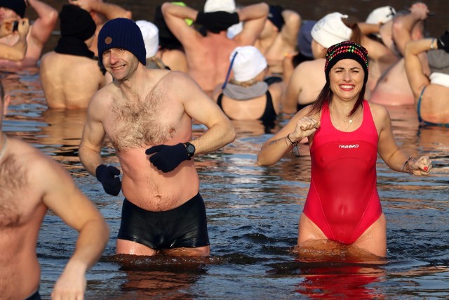 Spora grupa Radomskich Morsów po raz kolejny w niedzielę, w samo południe zawitała do Siczek. Woda coraz chłodniejsza, więc sympatycy lodowatej kąpieli byli bardziej zadowoleni. Większość już nie może doczekać się mrozów, bo wtedy morsowanie ma najlepszy wpływ na organizm. - Wczoraj były Andrzejki, a dziś morsowanie. To dobry sposób na spędzenie weekendu - mówił nam na miejscu pan Robert, jeden ze stałych bywalców. Nad zalewem, bo kąpieli można było się tradycyjnie ogrzać..w saunie, bo od kilku tygodni przyjeżdża tak zwana mobilna sauna. BYŁEŚ NA MORSOWANIU, ZNAJDŹ SIĘ NA ZDJĘCIACH ---->>>> 