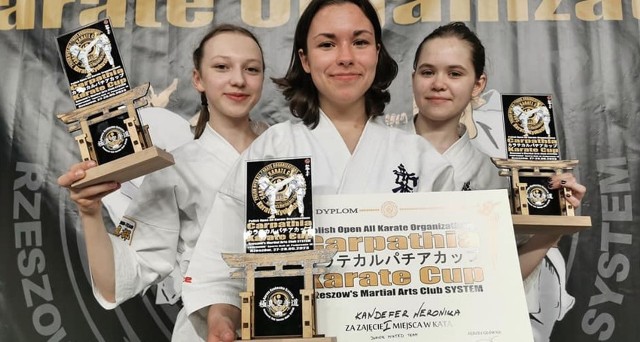 Weronika Kandefer, Wiktoria Gazdzik i Kamila Kwiatkowska zajęły pierwsze miejsce w kata team junior