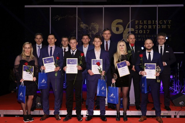 Laureaci plebiscytu sportowego 2017 w powiecie pińczowskim z osobami, które wręczały im wyróżnienia