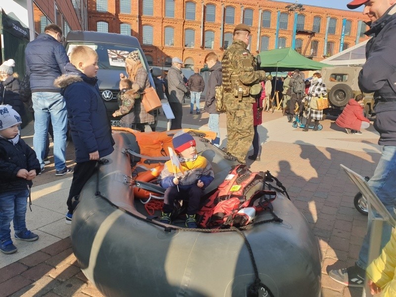 Święto Niepodległości w Łodzi. Czołg M4 Sherman i parada grup rekonstrukcyjnych