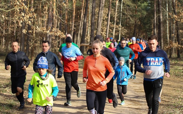 Kwietniowe poranki mamy jak na razie chłodne, ale słońce przebijające się przez chmury skutecznie skusiło liczne grono toruńskich biegaczy do wzięcia udziału w parkrunie. Sobotni bieg był już 289. z kolei, a na jego uczestników tradycyjnie czekał dystans 5 kilometrów. Zobacz na kolejnych stronach dużo zdjęć z parkrunu! ->>>>Czytaj również:Awizowany skład Apatora na niedzielny mecz. Oto kadra na Wrocław!Jak Apator zaczynał swoje mistrzowskie sezony?