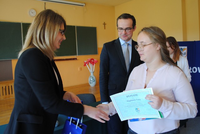 Konkurs o zdrowiu w XII LO w Radomiu cieszył się wielkim powodzeniem. Najlepsi otrzymali nagrody i gratulacje.