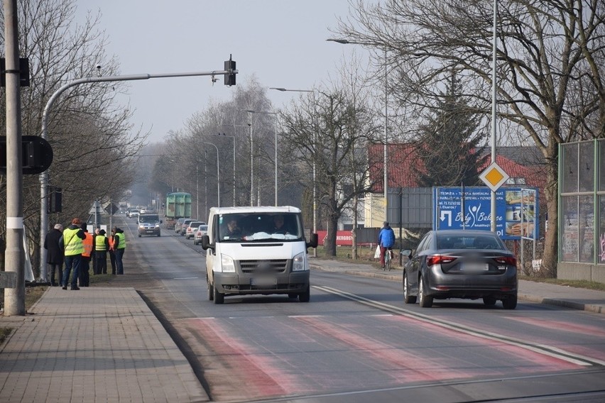 Pierwszy taki przejazd kolejowy w Polsce. Dodatkowe światła nie wpuszczą kierowców