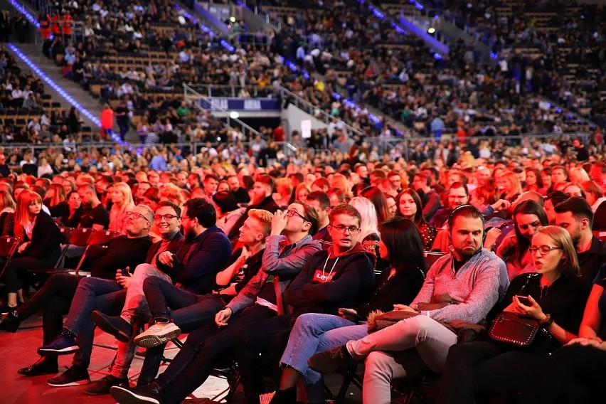 Wielki roast Łodzi. Hanna Zdanowska stanęła na scenie Atlas Areny pod ostrzałem stand-uperów [FILM]