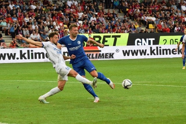 Raków został ukarany przez UEFA za pierwszy mecz z KAA Gent  Zobacz kolejne zdjęcia. Przesuwaj zdjęcia w prawo - naciśnij strzałkę lub przycisk NASTĘPNE