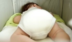 zacuje się, że na pieluszki dla jednego malucha rodzice przeznaczają z rodzinnego budżetu ok. 250 PLN miesięcznie. W przypadku bliźniaków pieluszkowa stawka zwiększa się dwukrotnie. 