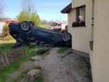 Wypadek w Wierzchominie. Kierowca BMW dachował i uderzył w budynek
