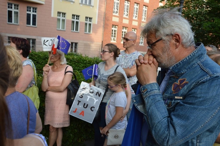 Demonstracja pod Sądem Okręgowym w Opolu.