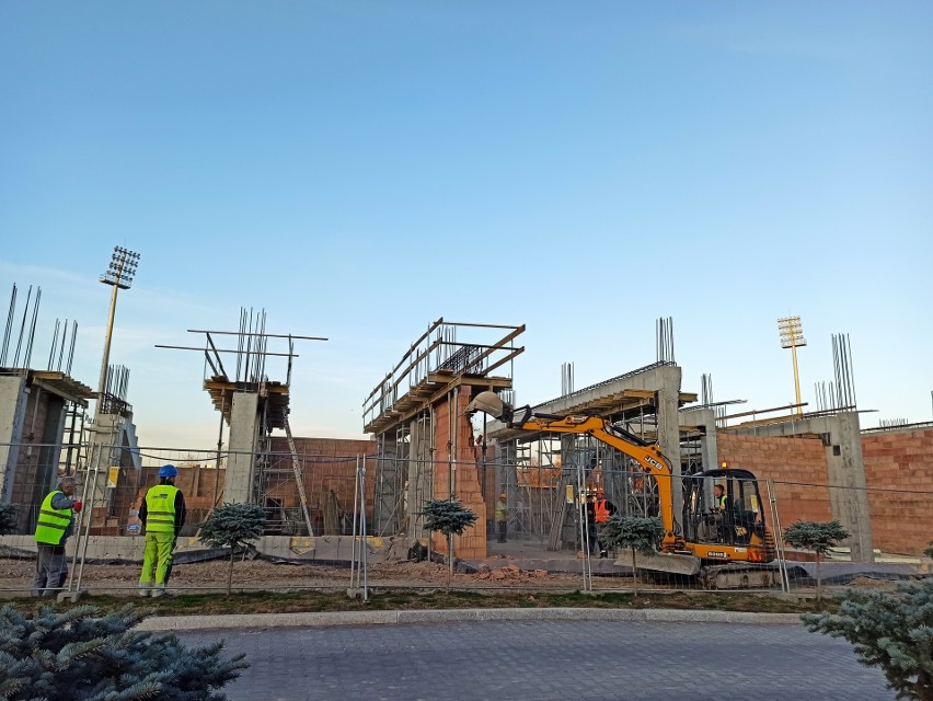 Znów burzą ściany nowego stadionu Sandecji Nowy Sącz. Absurd na budowie, a wszyscy nabrali wody w usta. Najnowsze zdjęcia, wideo