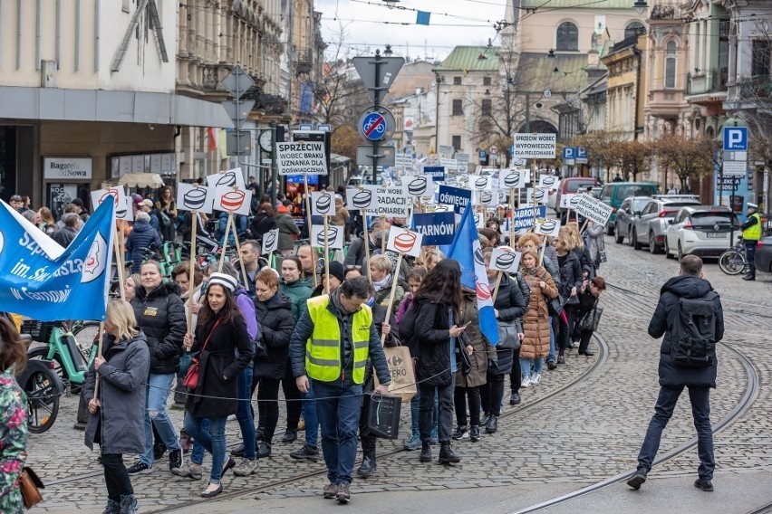 Protest pielęgniarek na ulicach Krakowa 12 kwietnia 2023r.