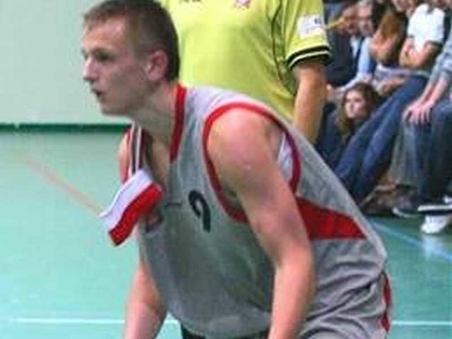 Grzegorz Grochowski i jego koledzy ze "Stalówki" wysoko przegrali pierwszy mecz w ćwierćfinałowym turnieju we własnej hali z Katarzynką Toruń.
