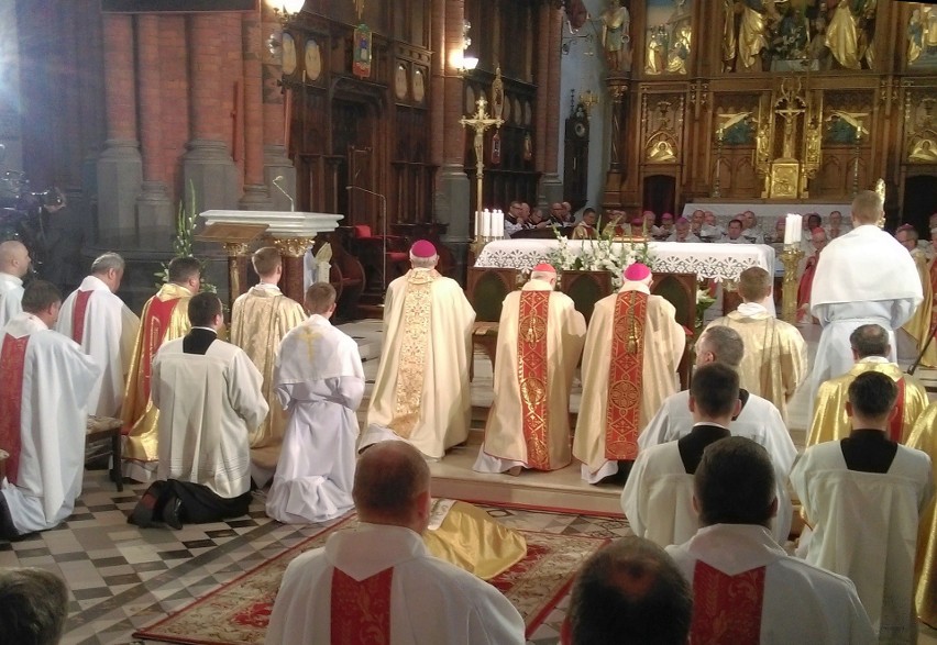Abp Tadeusz Wojda leży krzyżem przed ołtarzem