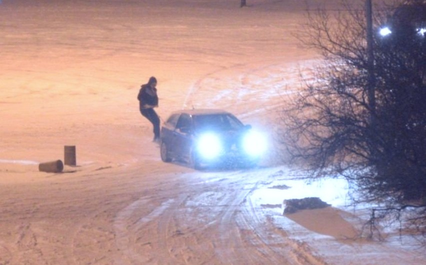 W Łodzi ciągnął samochodem snowboardzistę po śniegu na parkingu hipermarketu. Niebezpieczne wyczyny łodzian! ZDJĘCIA 