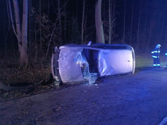 Wypadek w Woli Osowej. Samochód dachował na jezdni, ranna została 19-latka.