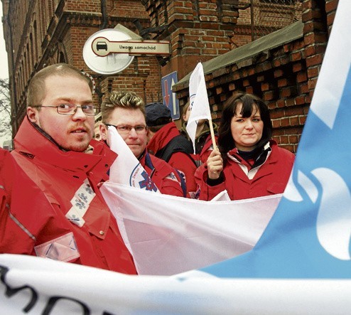 Związkowcy blokowali wjazd do oddziału NFZ w Łodzi