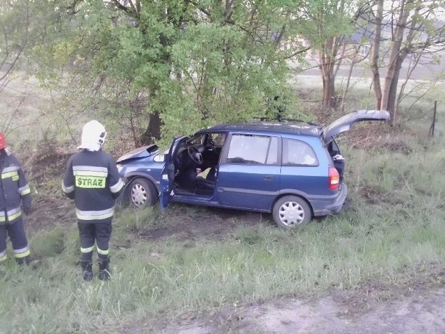 W czwartek rankiem w Tokarni rozbił się opel.