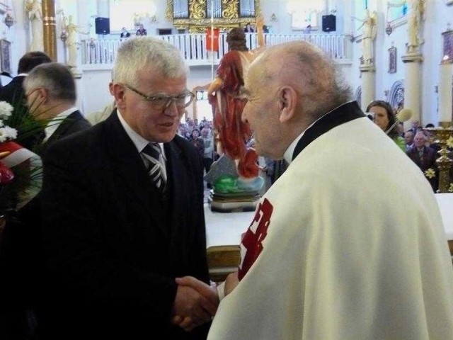 Gratulacje składa księdzu starosta starachowicki - Andrzej Matynia.