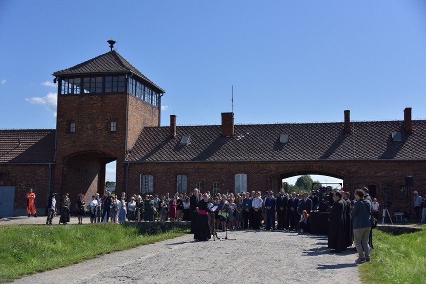 Prawie 200 wiernych upamiętniło w Miejscu Pamięci Auschwitz,...