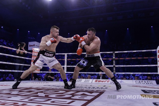 Polsat Sport Boxing Night 8. walka[sc]Adamek - Abell[/sc]WALKA WIECZORU ADAMEK - ABELLPolsat Sport Boxing Night 1. walkaWRZESIŃSKI - CHUDECKI RELACJA + ZDJĘCIA[g]13117172[/g]Polsat Sport Boxing Night 2. walkaWIERZBICKI - ŻEROMIŃSKI RELACJA + ZDJĘCIA[g]13117234[/g]Polsat Sport Boxing Night 3. walka[sc]Parzęczewski - Cronin[/sc]PARZĘCZEWSKI - CRONIN RELACJA + ZDJĘCIA[g]13117408[/g]Polsat Sport Boxing Night 4. walka[sc]Brodnicka - Pucek[/sc]BRODNICKA - PUCEK RELACJA + ZDJĘCIA[g]13117432[/g]Polsat Sport Boxing Night 5. walka[sc]Jonak - Cornejo[/sc]JONAK - CORNEJO RELACJA + ZDJĘCIA[g]13117472[/g]W piątej walce Nocy Zemsty w Częstochowie Damian Jonak  wgrał na punkty z Argentyńczykiem Marcosem Jesusem Cornejo. Sędziowie byli jednomyślni punktując 80 do 70 dla Polaka (80:70, 80:70, 80:70).Polsat Sport Boxing Night 6. walka[sc]Balski - Graczew[/sc]BALSKI - GRACHEV RELACJA + ZDJĘCIA[g]13117494[/g]Kolejne zwycięstwo polskiego boksera. Adam Balski jednogłośnie na punkty (97-93, 97-93, 99-91) pokonuje Denisa Graczewa. Tymczasem jak udało się nam dowiedzieć, Damian Jonak podczas zwycięskiej walki złamał rękę.Polsat Sport Boxing Night 7. walka[sc]Masternak - Kalenga[/sc]MASTERNAK - KALENDA RELACJA + ZDJĘCIA[g]13117528[/g]Zwycięstwo Mateusza Masternaka w walce o pas mistrza Europy WBO. Youri Kalenga nie wyszedł do siódmej rundy i przegrał przez techniczny nokaut.