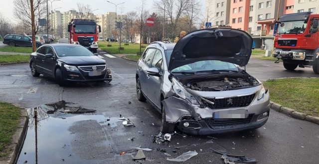 Kierujący samochodem osobowym marki volkswagen, wyjeżdżając z drogi wewnętrznej, nie ustąpił pierwszeństwa przejazdu jadącemu ulicą Drzewieckiego kierowcy.