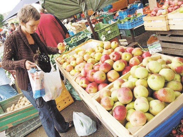 Ponieważ owoce sezonowe są stosunkowo drogie, wielu klientów targowiska wybierało wczoraj jabłka. 