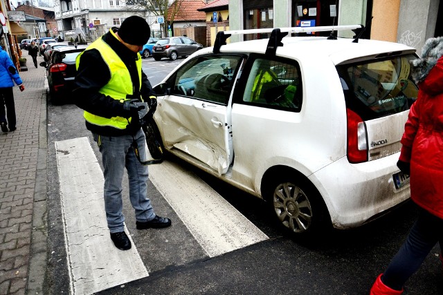 Utworzyły się ogromne korki w centrum Zielonej Góry - zaalarmowała nas Czytelniczka na facebooku.  Sznur aut ciągnie się ulicami Jedności w kierunku Placu Pocztowego, ulicą Drzewną, Kopernika. Lepiej omijać teraz ten rejon miasta. Doszło do zderzenia dwóch aut. - Jedna osoba została przewieziona do szpitala - poinformowała nas Małgorzata Stanisławska, rzeczniczka zielonogórskiej policji. Policjanci zabezpieczali ślady. O godzinie 11.15 otrzymaliśmy wiadomość, że ul. Drzewna jest już przejezdna. Zobacz również: Dramatyczny wypadek w Szklarskiej Porębie. Śmierć na przejeździe kolejowymźródło: Jelenia.tv/x-news